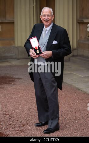 Proprietario del Sir Boyd Tunnock di Tunnock con la sua cavalleresca dopo una cerimonia di investitura a Buckingham Palace, Londra. Foto Stock