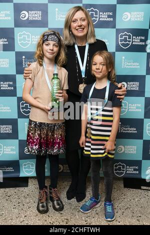 USO EDITORIALE solo Ella e Caitlin McEwan sono annunciati come il vincitore della categoria Youth Plastic Pioneer alla prima cerimonia al mondo Plastic Free Awards, ospitata dalla beneficenza della conservazione marina Surfers Against Sewage e dalla Iceland Foods Charitable Foundation al Bristol Museum and Art Gallery di Bristol. Foto Stock