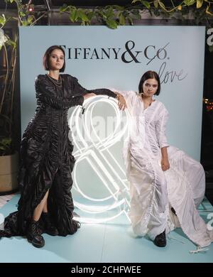 I gemelli Bloom, Anna (a sinistra) e Sofia Kuprienko partecipano al lancio di Tiffany & Co. E Coty, la prima meraviglia invernale profumata mai vista a SUSHISAMBA in Covent Garden. Foto PA. Data immagine: Giovedì 28 novembre 2019. L'impianto per le vacanze e il negozio di fragranze Tiffany sono aperti al pubblico fino a dicembre 26. Il credito fotografico deve essere: David Parry/PA Wire Foto Stock