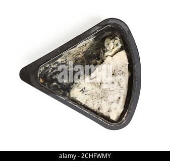 fetta di formaggio blu in contenitore di plastica nero isolato su sfondo bianco, vista dall'alto Foto Stock