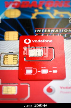 EDITORIALE UTILIZZARE SOLO il nuovo porta-schede SIM di dimensioni dimezzate di Vodafone che sta per essere lanciato a partire da Natale 2019, riducendo la quantità di plastica necessaria per produrre le schede SIM. Foto PA. Data di emissione venerdì 6 dicembre 2019. Il marchio Telecom sta svelando la sua gamma di accessori ecologici "Red Loves Green", che include custodie per telefoni biodegradabili o riciclabili al 100%, realizzate in plastica oceanica riutilizzata e banchi di ricarica e dock realizzati in materiali sostenibili e imballaggi privi di plastica. Il credito fotografico dovrebbe essere: Matt Alexander/PA Wire Foto Stock