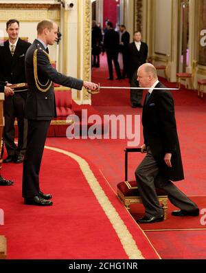 Sir Ashley Fox è un cavaliere Bachelor dell'Impero britannico dal duca di Cambridge a Buckingham Palace. Foto Stock