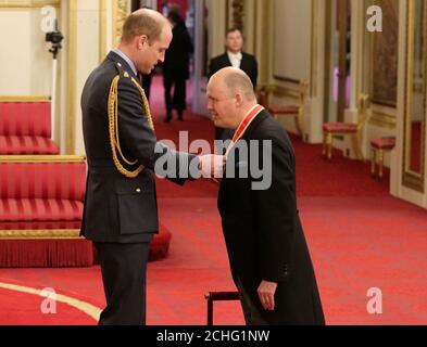 Sir Ashley Fox è un cavaliere Bachelor dell'Impero britannico dal duca di Cambridge a Buckingham Palace. Foto Stock