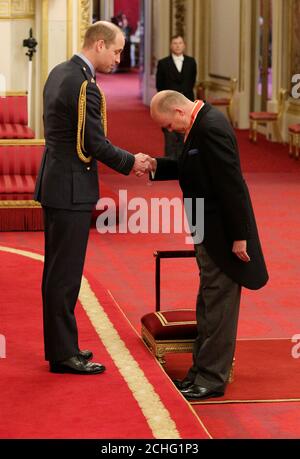 Sir Ashley Fox è un cavaliere Bachelor dell'Impero britannico dal duca di Cambridge a Buckingham Palace. Foto Stock