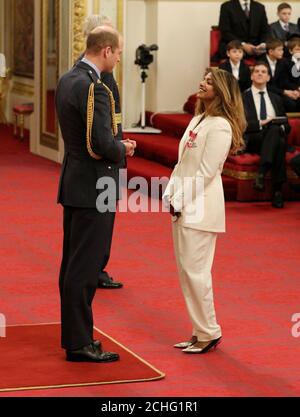 Rapper e cantante mia - vero nome Mathangi Arulpragasam è fatto un MBE (membro dell'Ordine dell'Impero britannico) dal Duca di Cambridge a Buckingham Palace. Foto Stock