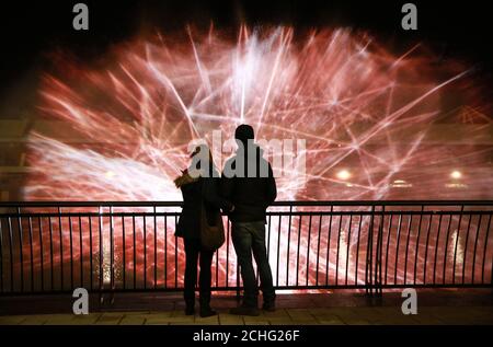 USO EDITORIALE SOLO un'installazione chiamata Constellations da Joanie Lemercier all'annuale Canary Wharf Winter Lights Festival 2020, nella zona est di Londra. Foto Stock