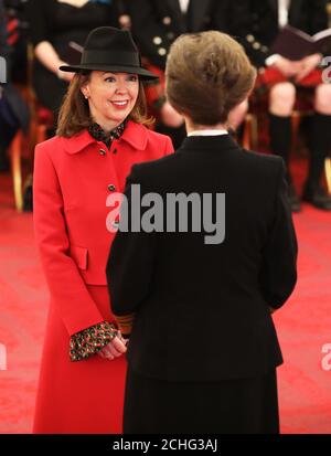 La collina di Fiona è fatta un CBE (Comandante dell'Ordine dell'Impero britannico) dalla principessa reale a Buckingham Palace. Foto Stock