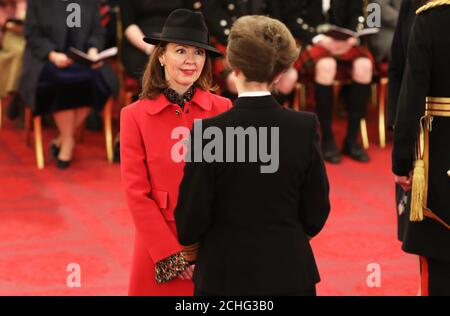 La collina di Fiona è fatta un CBE (Comandante dell'Ordine dell'Impero britannico) dalla principessa reale a Buckingham Palace. Foto Stock