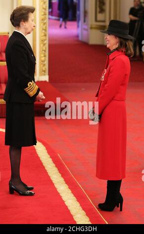 Ritrasmissione, modifica della data dell'immagine. La collina di Fiona è fatta un CBE (Comandante dell'Ordine dell'Impero britannico) dalla principessa reale a Buckingham Palace. Foto Stock
