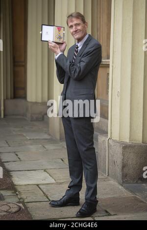 L'autore Lee Child, vero nome James Grant, che ha scritto i romanzi Jack Reacher, con il suo CBE per i servizi alla letteratura dopo una cerimonia di investitura a Buckingham Palace, Londra. Foto PA. Data immagine: Venerdì 14 febbraio 2020. Vedere la storia di PA INVESTITURA REALE. Il credito fotografico dovrebbe essere: Victoria Jones/PA Wire Foto Stock