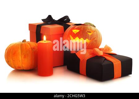 Zucca di Halloween e doni isolati su sfondo bianco Foto Stock