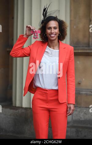 Selena Guthrie con il suo MBE dopo una cerimonia di investitura a Buckingham Palace, Londra. Foto Stock