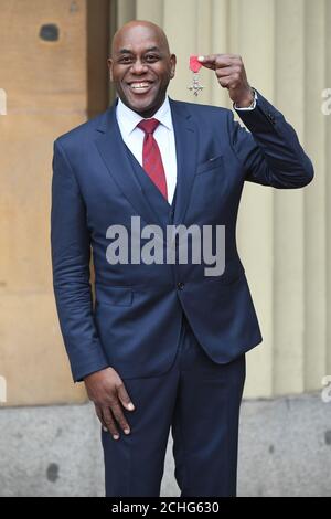 Ainsley Harriott con il suo MBE dopo una cerimonia di investitura a Buckingham Palace, Londra. Foto Stock