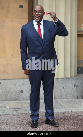 Ainsley Harriott con il suo MBE dopo una cerimonia di investitura a Buckingham Palace, Londra. Foto Stock