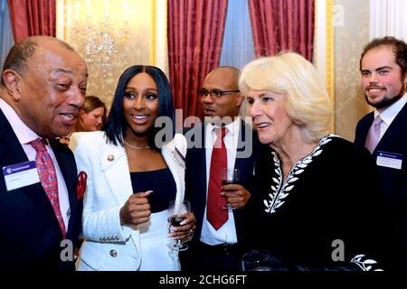 La Duchessa di Cornovaglia, parla a Lord Boateng (a sinistra) e Alexandra Burke, durante la ricezione del Commonwealth alla Casa di Marlborough, Londra il giorno del Commonwealth. Foto Stock