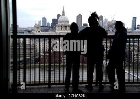 Vista generale del pubblico su Londra sul Blavatnik Building Viewing Level of the Tate Modern il giorno dopo il primo ministro Boris Johnson ha invitato la gente a stare lontano da pub, club e teatri, lavorare da casa, se possibile, ed evitare tutti i contatti non essenziali e i viaggi per ridurre l'impatto della pandemia del coronavirus. Foto Stock