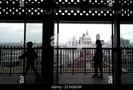 Vista generale del pubblico su Londra sul Blavatnik Building Viewing Level of the Tate Modern il giorno dopo il primo ministro Boris Johnson ha invitato la gente a stare lontano da pub, club e teatri, lavorare da casa, se possibile, ed evitare tutti i contatti non essenziali e i viaggi per ridurre l'impatto della pandemia del coronavirus. Foto PA. Data immagine: Martedì 17 marzo 2020. Vedere PA storia DI SALUTE Coronavirus. Il credito fotografico dovrebbe essere: John Walton/PA Wire Foto Stock