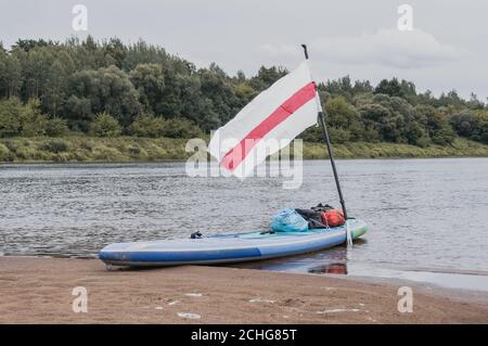 Paddleboard sulla banca, rafting in onore della Bielorussia libera, Foto Stock