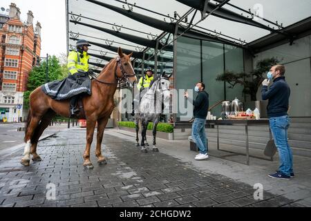 I cavalli della polizia arrivano a un drive-through gratuito per i servizi di emergenza al Berkeley Hotel mentre il Regno Unito continua a chiudere a chiave per contribuire a frenare la diffusione del coronavirus. Foto Stock