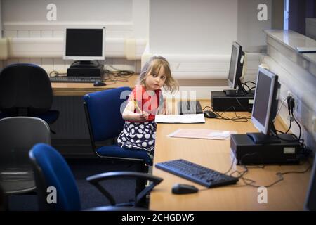 PERMESSO DATO DI FOTOGRAFARE I BAMBINI dei lavoratori chiave si attengono alle regole di distanza sociale mentre frequentano una scuola di hub per gli studenti del centro di Edimburgo alla Drummond Community High School di Edimburgo. Foto Stock