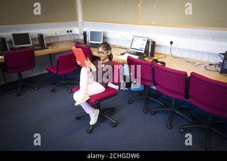 PERMESSO DATO DI FOTOGRAFARE I BAMBINI dei lavoratori chiave si attengono alle regole di distanza sociale mentre frequentano una scuola di hub per gli studenti del centro di Edimburgo alla Drummond Community High School di Edimburgo. Foto Stock