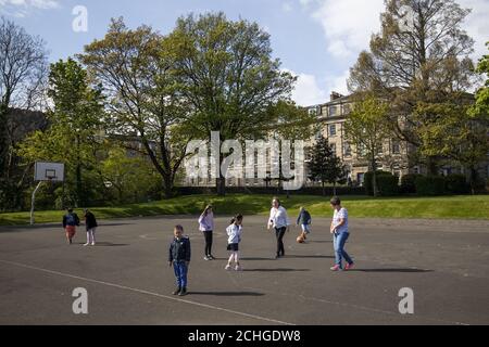 PERMESSO DATO DI FOTOGRAFARE I BAMBINI i bambini dei lavoratori chiave rispettano le regole di distanza sociale mentre frequentano una scuola di hub per gli studenti del centro di Edimburgo alla Drummond Community High School di Edimburgo. Foto Stock