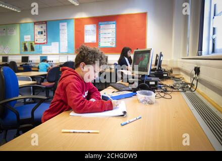 PERMESSO DATO DI FOTOGRAFARE I BAMBINI i bambini dei lavoratori chiave rispettano le regole di distanza sociale mentre frequentano una scuola di hub per gli studenti del centro di Edimburgo alla Drummond Community High School di Edimburgo. Foto Stock