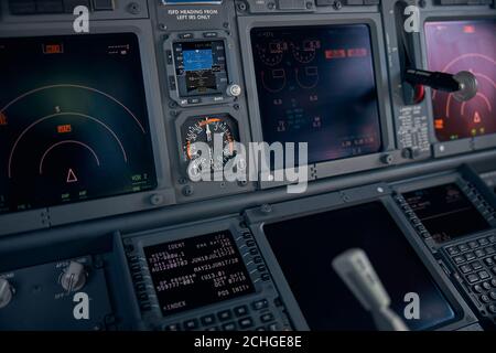 Cabina di pilotaggio per aeroplano con display, interruttori e manopole Foto Stock