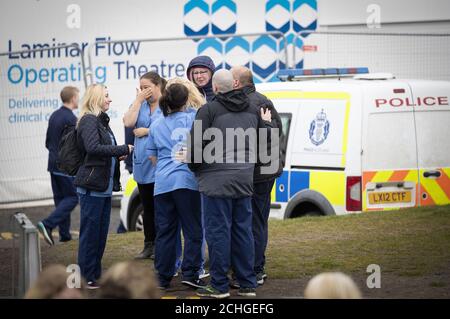 Il personale dell'NHS si consolò e si consolò a vicenda dopo che il corteo funebre dell'operaio dell'NHS Jane Murphy passò il reparto di emergenza e incidente all'Infirmary reale di Edimburgo, Edimburgo. Foto Stock