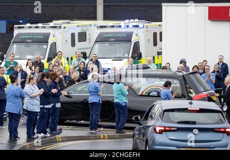 Il corteo funebre dell'operaio NHS Jane Murphy passa il reparto di emergenza e incidente all'Infirmary reale di Edimburgo. Foto Stock