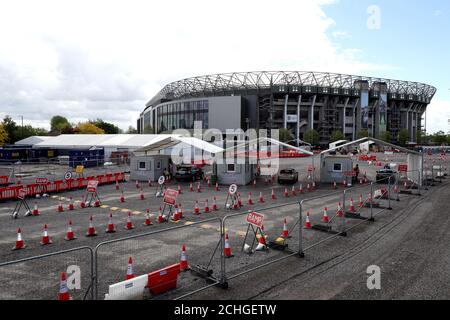 NOTA: LE TARGHE NUMERICHE SONO STATE PIXELATED DAL PA PICTURE DESK le auto sono guidate in una stazione drive-thrus test nel parcheggio del Twickenham Stadium nel sud-ovest di Londra. Foto Stock