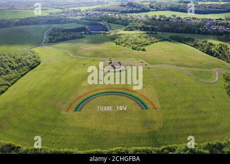 Un grande arcobaleno di ringraziamento in mostra nell'Herrington Country Park a Sunderland per mostrare l'apprezzamento della città per tutti i lavoratori NHS, dell'assistenza sociale, dell'assistenza, delle principali e di prima linea che stanno lavorando duramente attraverso la pandemia di coronavirus. Foto Stock