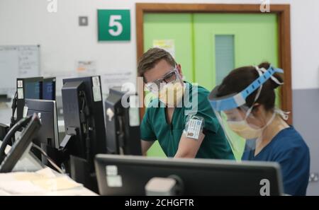 Personale medico del reparto di emergenza respiratoria del Craigavon Area Hospital di Co Armagh, Irlanda del Nord. Foto Stock