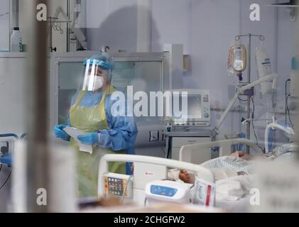 Un membro del team di terapia intensiva tratta i pazienti di Covid-19 presso il Craigavon Area Hospital di Co Armagh, Irlanda del Nord. Foto Stock