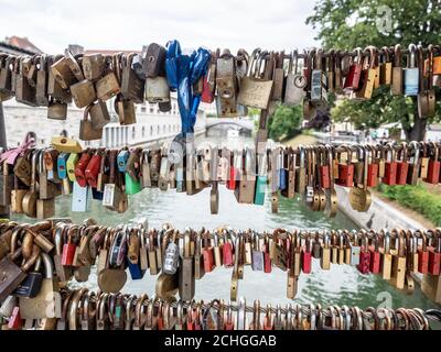 Serrature d'amore. Primo piano di lucchetti appesi al ponte dei macellai o Mesarski più sopra Ljubljanica. Capitale della Slovenia. Concetto di giorno di San Valentino. Foto Stock