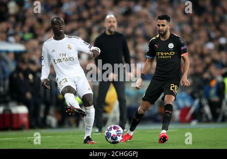 Ferland Mendy del Real Madrid fa il suo pass mentre tiene fuori la sfida dal Riyad Mahrez di Manchester City durante il round della UEFA Champions League del 16 prima partita al Santiago Bernabeu, Madrid. Foto Stock