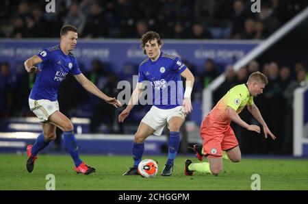 Il Caglar Soyuncu di Leicester City (centro) e il Jonny Evans di Leicester City (sinistra) costringono il Kevin De Bruyne di Manchester City a scendere dalla palla durante la partita della Premier League al King Power Stadium di Leicester. Foto Stock