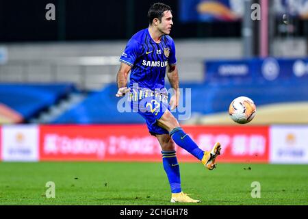 Il calciatore italo-brasiliano Eder Citadin Martins, conosciuto semplicemente come Eder, di Jiangsu Suning F.C. passa la palla durante l'undicesimo round match di 2020 Chinese Super League (CSL) contro Guangzhou R&F F.C., città di Dalian, provincia di Liaoning, 13 settembre 2020. Jiangsu Suning F.C. e Guangzhou R&F F.C. hanno disegnato il gioco con 3-3. Foto Stock