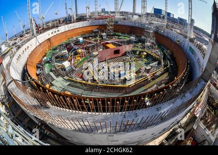 IMBARCO al 0001 LUNEDÌ 01 GIUGNO i lavoratori edili rimangono socialmente distanziati mentre lavorano all'interno del reattore nucleare dell'unità 1 della centrale nucleare di Hinkley Point C vicino a Bridgwater, Somerset, il più grande cantiere d'Europa, dove stanno completando un getto di calcestruzzo nella base del reattore nucleare dell'unità 2. Foto Stock