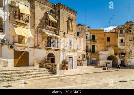 BARI, ITALIA - 1 SETTEMBRE 2020: La luce del sole sta illuminando la via di Bari Vecchia Foto Stock