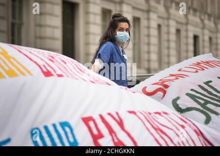 Nurse Ameera Sheikh protesta fuori da Downing Street, Londra, chiedendo un aumento delle retribuzioni, una vera protezione contro COVID-19 e il rilascio della recensione di Public Health England sulla morte del personale DI NHS ZOPPO. Foto PA. Data immagine: Mercoledì 3 giugno 2020. Vedere PA storia DI SALUTE Coronavirus. Il credito fotografico dovrebbe essere: Stefan Rousseau/PA Wire Foto Stock