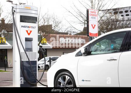 EMBARGO AL 0001 LUNEDÌ 29 GIUGNO EDITORIALE USE ONLY General view of a InstaVolt charger in a McDonald's carpark, come la catena alimentare annuncia piani di introdurre veicoli elettrici (EV) punti di ricarica rapida come standard in tutti i nuovi ristoranti Drive-Thru del Regno Unito, Londra. Foto Stock