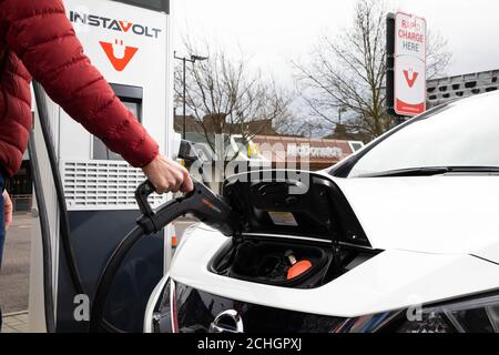 EMBARGO AL 0001 LUNEDÌ 29 GIUGNO EDITORIALE USE ONLY General view of a InstaVolt charger in a McDonaldÕs carpark, come la catena alimentare annuncia piani per introdurre veicoli elettrici (EV) punti di ricarica rapida come standard in tutti i nuovi ristoranti Drive-Thru del Regno Unito, Londra. Foto Stock