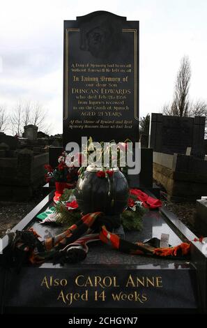 La lapide e la tomba del Dudley Cemetery of Manchester United's Duncan Edwards. Foto Stock