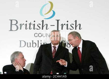 (Da sinistra a destra) il segretario gallese Paul Murphy, Taoiseach Bertie Ahern e il vice primo ministro dell'Irlanda del Nord Martin McGuinness in una conferenza stampa dopo la decima riunione del Consiglio irlandese britannico al Royal Hospital Kilmainham, Dublino. Foto Stock