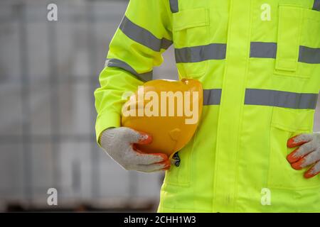 Casco lavoratore uniforme nella costruzione Foto Stock