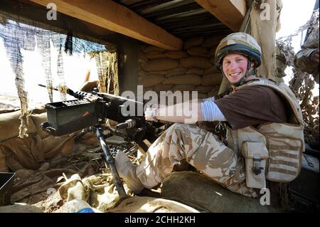 Prince Harry mans una mitragliatrice da 50 mm rivolta ai combattenti talebani, mentre è affisso nella provincia di Helmand, nell'Afghanistan meridionale. Foto Stock