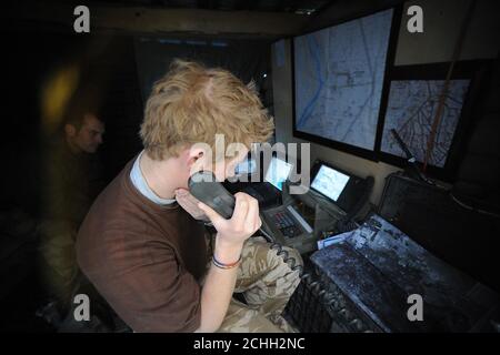 Il principe Harry parla con gli aerei che operano sull'Afghanistan vicino alla collina di JTAC mentre sono stati inviati nella provincia di Helmand nell'Afghanistan meridionale. Foto Stock