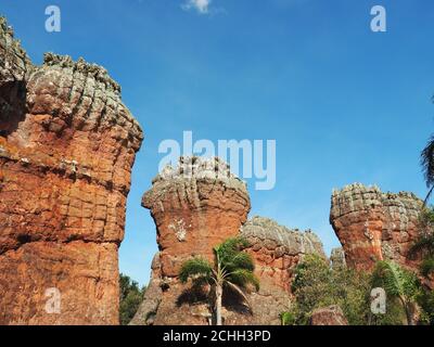 Foto a basso angolo di formazioni rocciose di arenaria a Vila Velha Parco statale Foto Stock