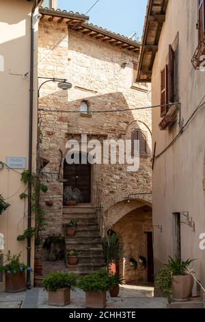 Uno scorcio dei vicoli del borgho di Spello, Umbria - Italia Foto Stock